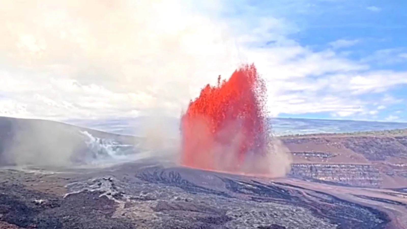 Cận cảnh nham thạch phun trào từ núi lửa Kilauea ở Hawaii